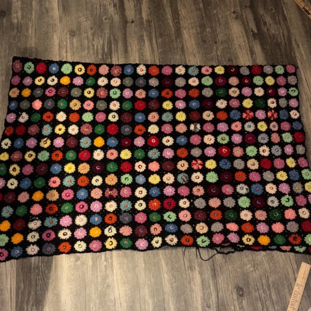 vintage-handmade crochet throw blanket / floral granny squares